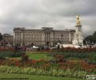 Букингемский дворец является официальной резиденцией британской королевской семьи в Лондоне